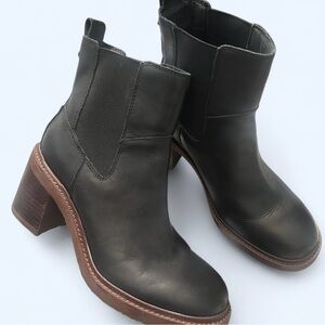 Crown Vintage Black Leather Chelsea Boots with Brown Soles Size 8